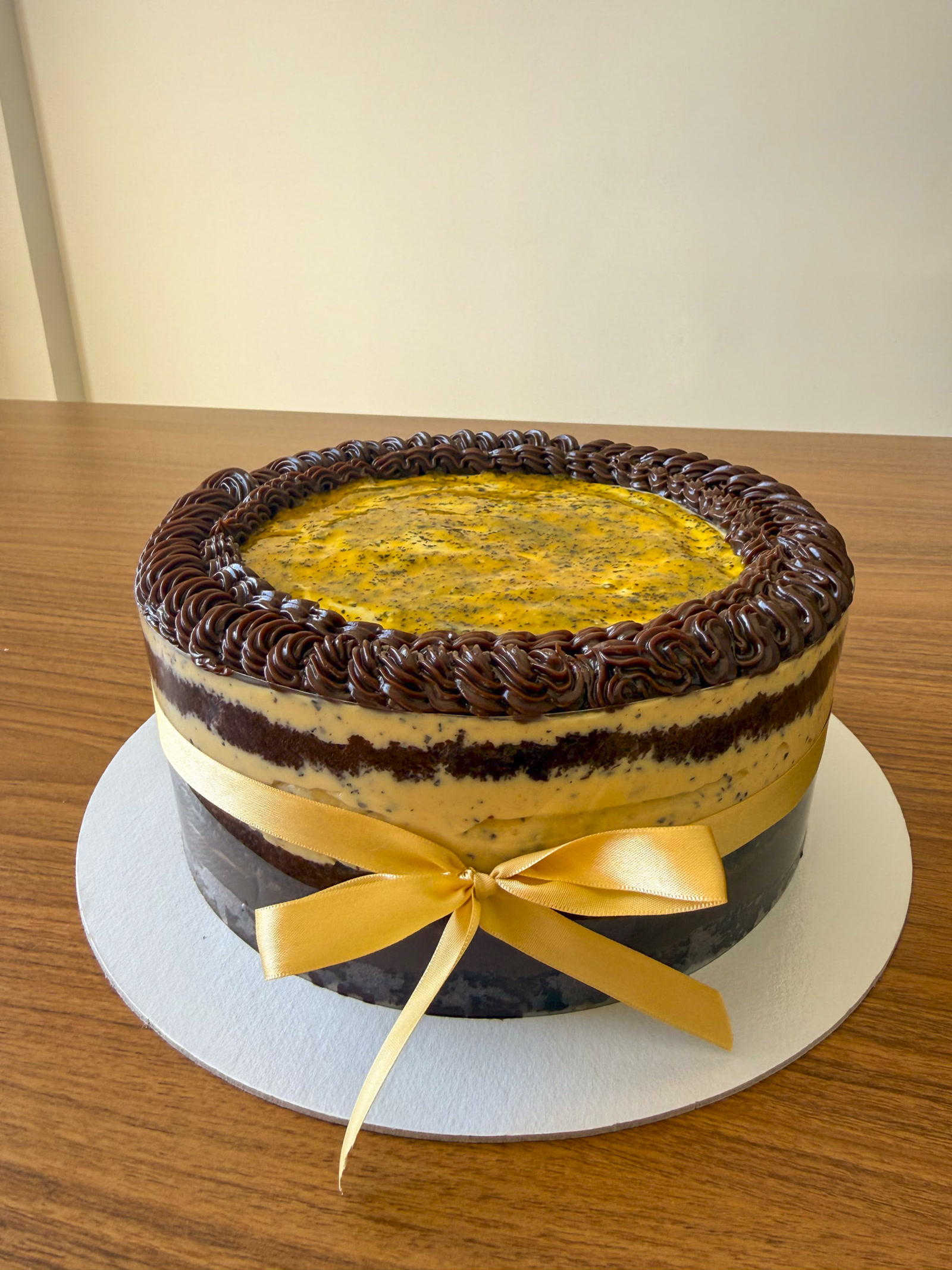 Bolo de maracujá Belo Brownie com laço dourado